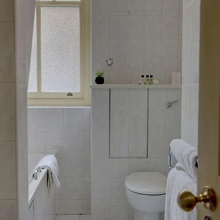 Crown & Mitre Otel 3*