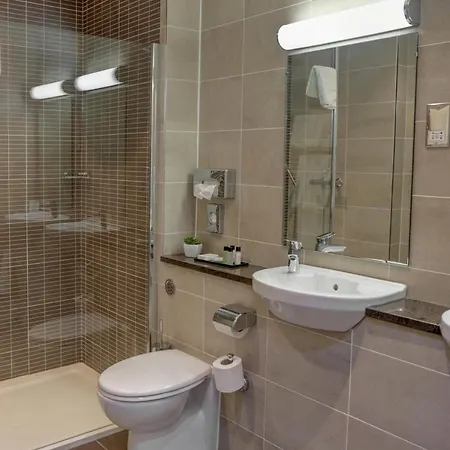 Hotel Crown & Mitre 3*
