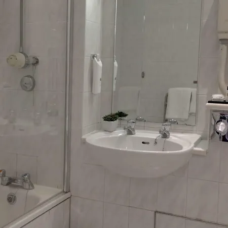 Otel Crown & Mitre 3*