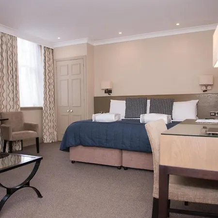 Hotel Crown & Mitre