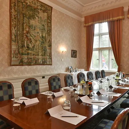 Hotel Crown & Mitre 3*