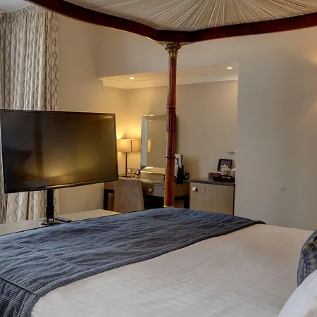 Hotel Crown & Mitre 3*