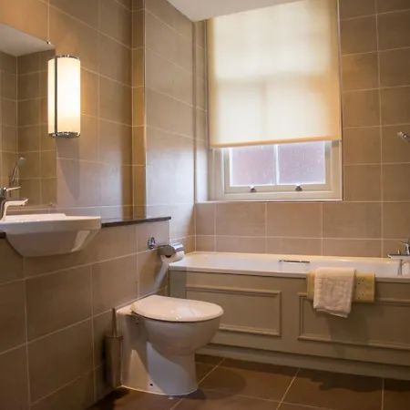 Crown & Mitre Otel 3*