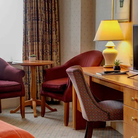Hotel Crown & Mitre
