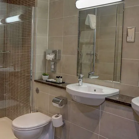 Hotel Crown & Mitre 3*