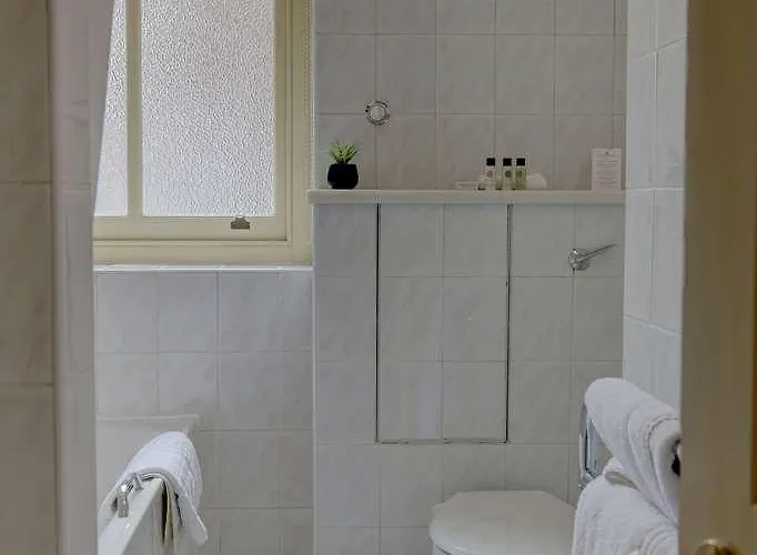 Crown & Mitre فندق 3*