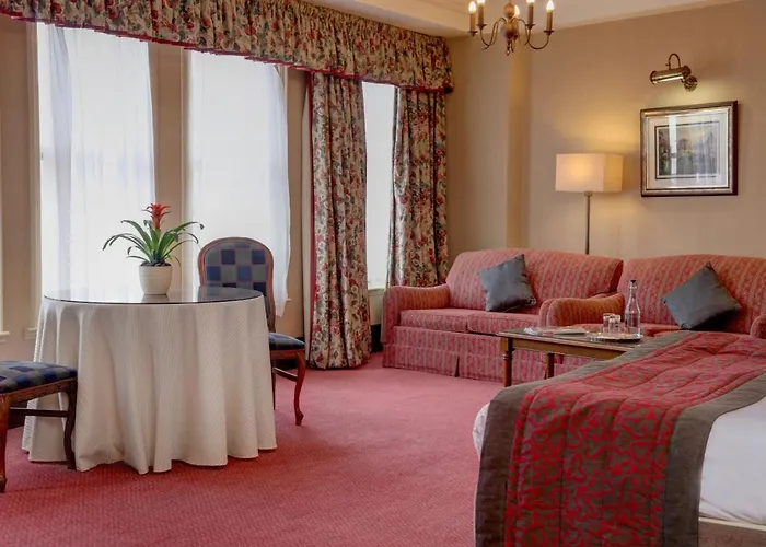 Crown & Mitre Hotel 3*