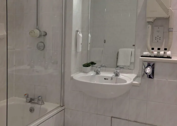 Hotel Crown & Mitre 3*