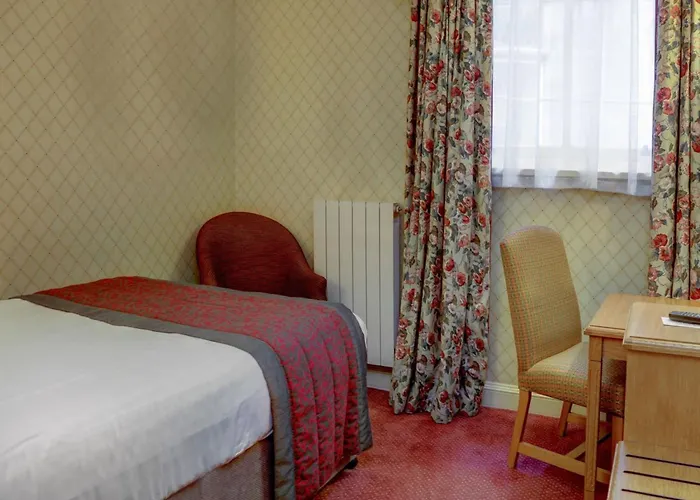 Hotel Crown & Mitre 3*