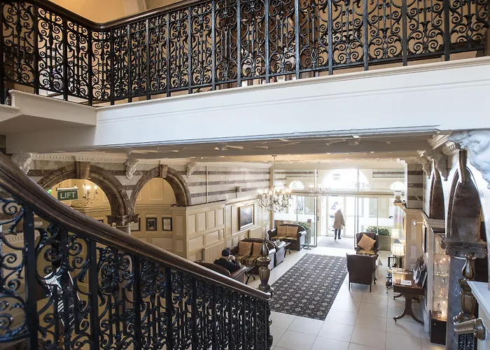 Crown & Mitre كارلايل