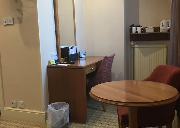 Hotel Crown & Mitre 3*