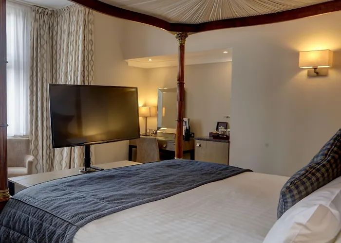 Hotel Crown & Mitre 3*