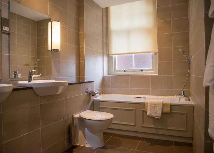 Crown & Mitre Hotel 3*