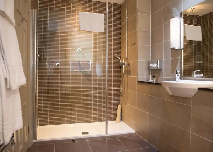 Hotel Crown & Mitre 3*